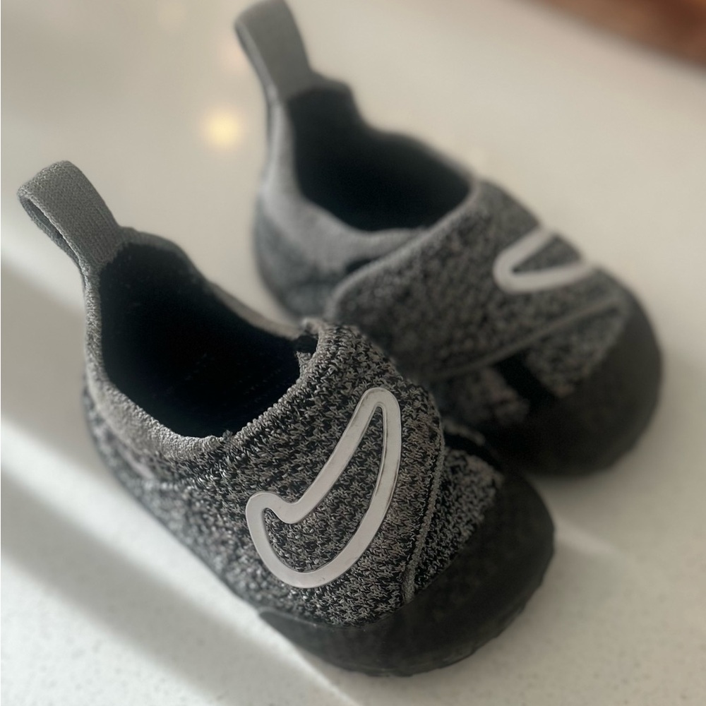 Nike Swoosh size 3c
